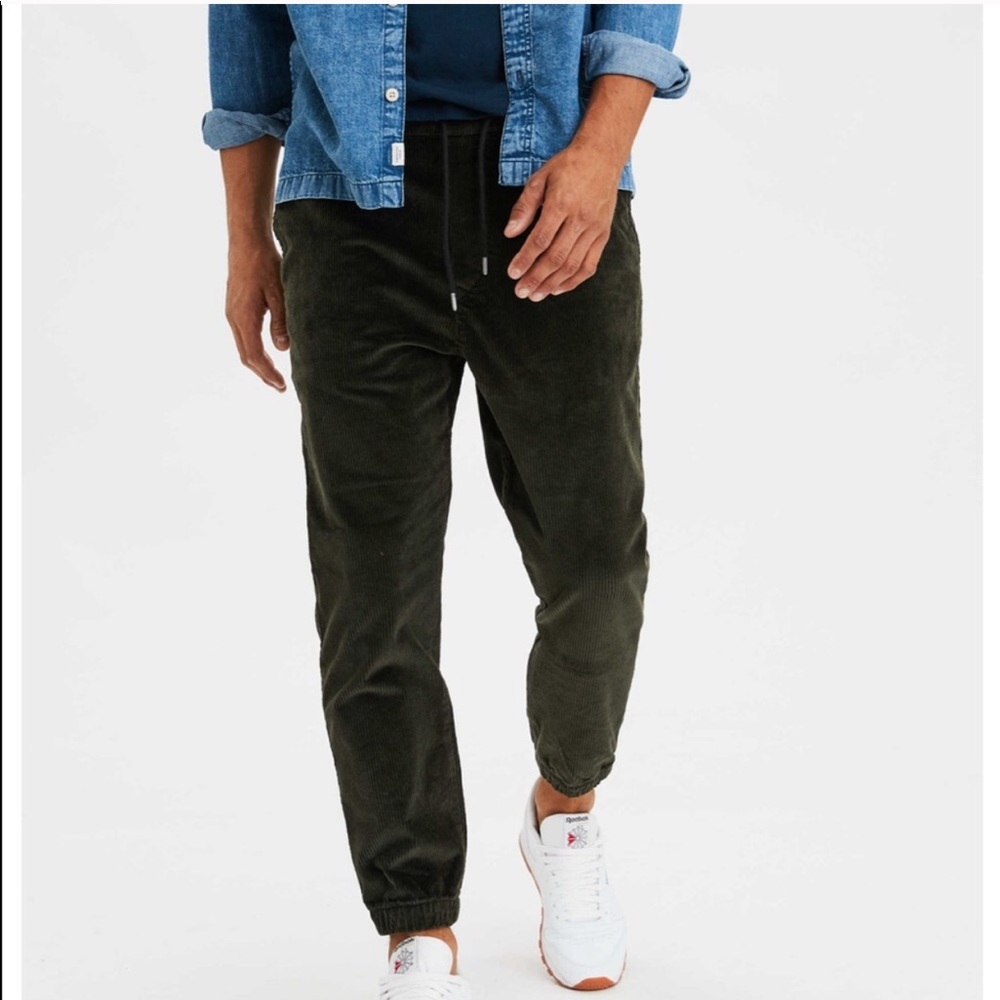 New with tag: American eagle corduroy jogger